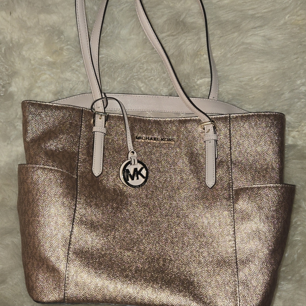 BEAUTIFUL & UNIQUE Michael Kors Rose Gold JET SET Bag IN PRESTINE CONDITION.